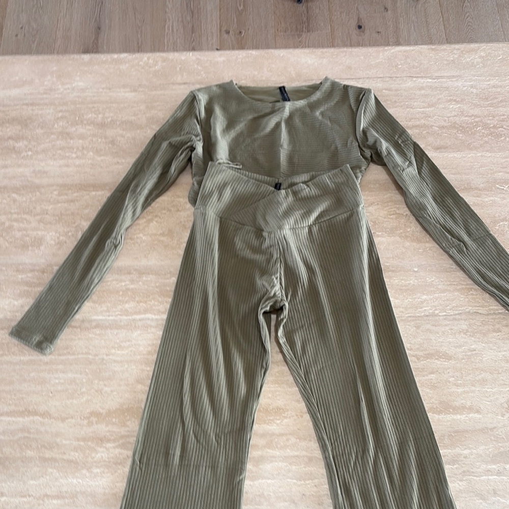 Indah Green Stretchy Leggings